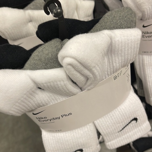 NIKE 
Training Crew Socks (6 Pairs)
Nike Everyday Cushioned

NWT - Picture 9 of 16